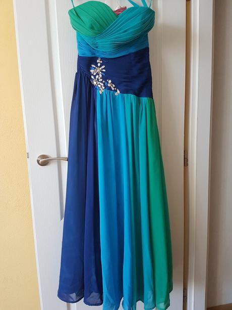 Rôzne spoločenské šatočky, s