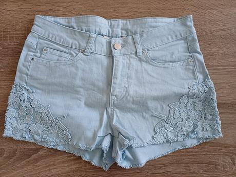 Bledomodré šortky, 38