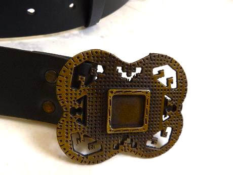 Kvalitný opasok s tepanou sponou,