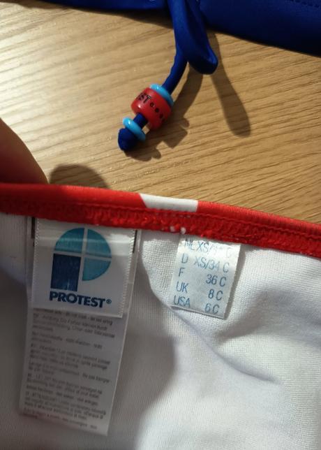 Plavky protest, xs