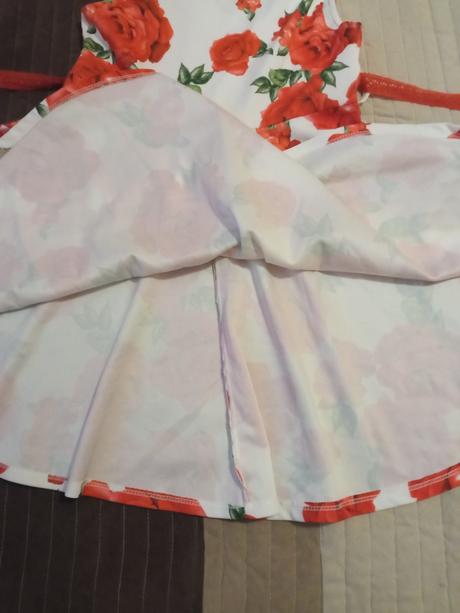 Šaty s ružami, 128