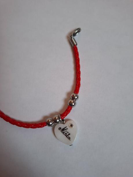Červený náramok s menom miška, 