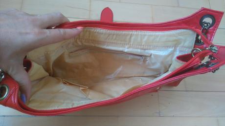 Kabelka v červenej farbe , 