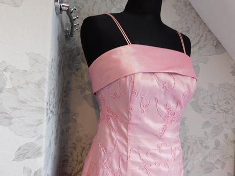 Pekne spolocenske saty, 36