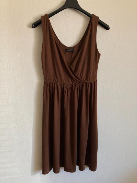 Hnedé šaty na ramienka s, s