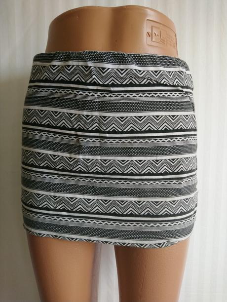 Dámska krátka sukňa s čierno bielym vzorom, re, xs