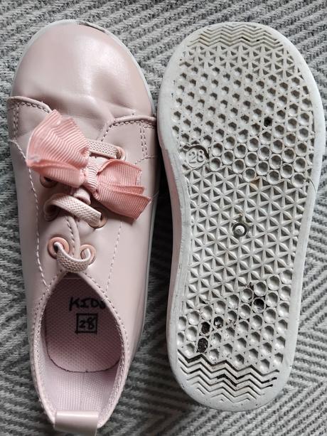 Tenisky s mašľou, 28