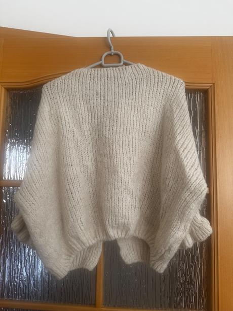 Béžový svetrík s mašličkami,