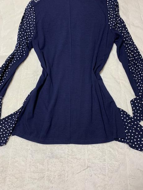 Tmavomodrá blúzka vpredu s bielymi bodkami magenta, l / m