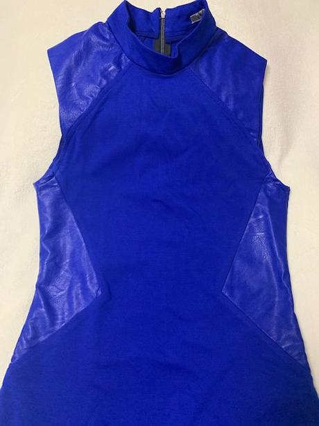 Úzke elegantné šaty s koženkou bez rukávov magenta, m / s