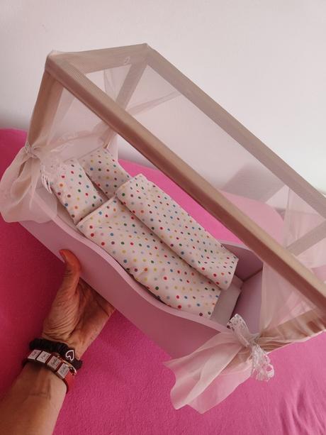 Posteľ pre bábiky barbie alebo iné, 