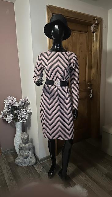 Ružové šaty so zlatou niťou zn. magenta, l / m