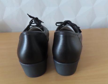 Dámske celokožené poltopánky veľ. 39, 39