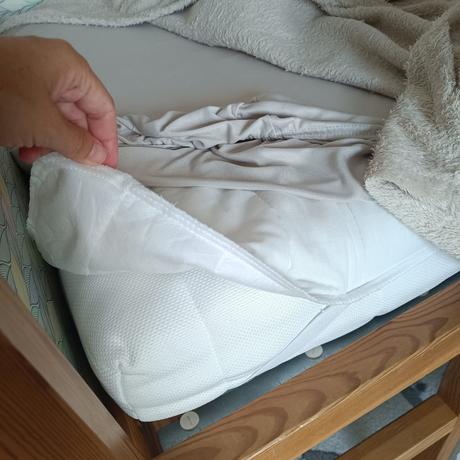 Ikea kura posteľ + závesy, možnosť s matracom, šírka (cm): 100,dĺžka (cm): 210