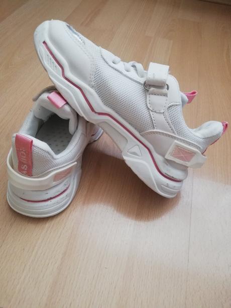 Dievcenske botasky, 33