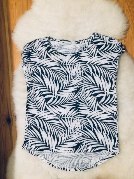 Ciernobiele tricko s rastlinnym motivom, s