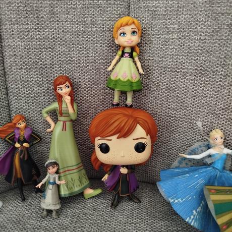 Zbierka figúrok frozen + polly pocket grátis,
