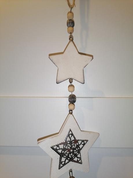 Závesná drevená dekorácia s hviezdami, 