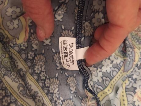 Butikové šaty s prestrihmi na pleciach, 42