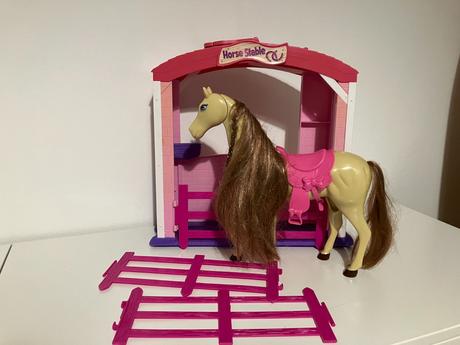 Kôň so stajňou pre barbie,