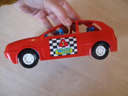 Červené plastové autíčko, 