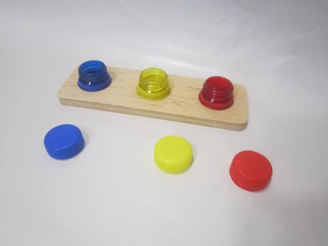 Skrutkovacie vrchnáky modrá, žltá, červená, 