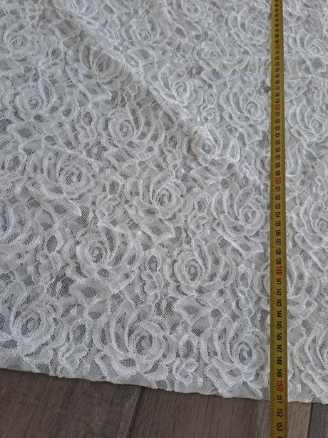 Krásna čipkovaná látka na svadobné šaty, 