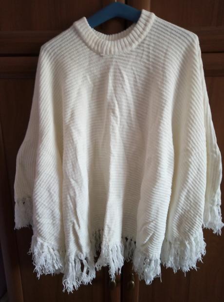 Biele pončo so strapcami, 