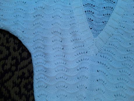 Ručne pletený biely pulover, s