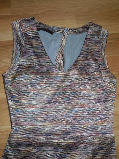 Letné šaty so zaujímavým chrbtom, s