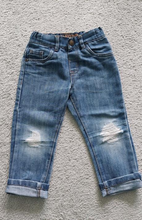 Štýlové rifle s dierami na kolenách, 98