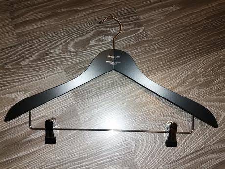 Kvalitné drevené vešiaky čierne, 