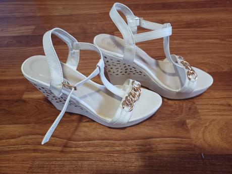 Predám krásne extravagantné sandale, 40