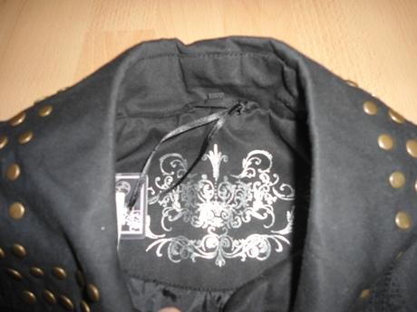 Cierny prechodny vybijany plast / kabat, m