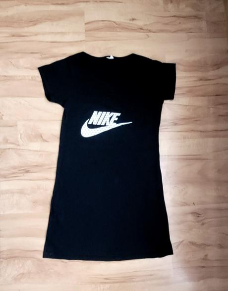 Nenosené šaty, nike,s