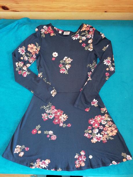 Kvietkované šatičky, 152
