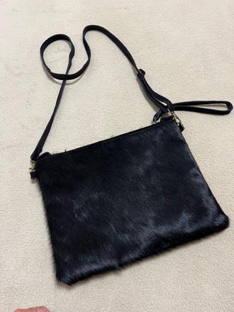 Chlpata kabelka cierna, 