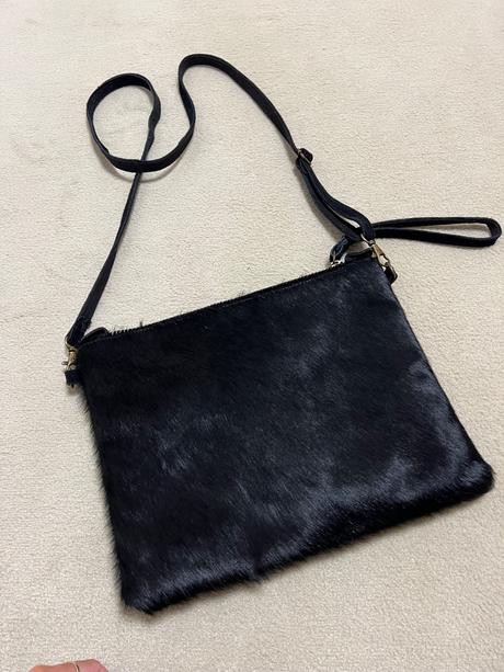 Chlpata kabelka cierna, 