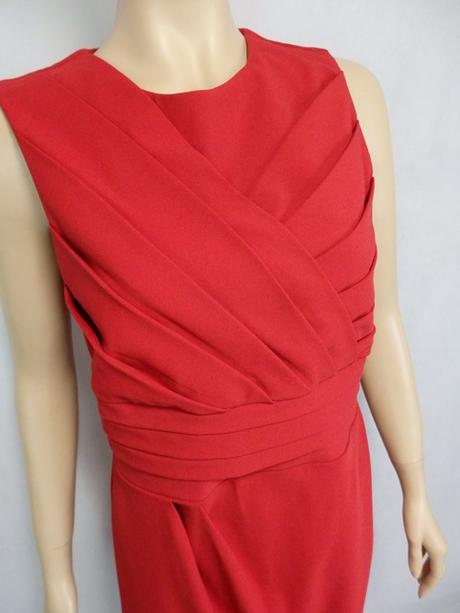 Kvalitné červené šaty, 38