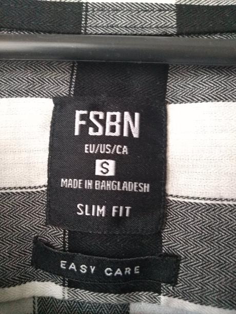 Čierno biela kockovaná košeľa., s