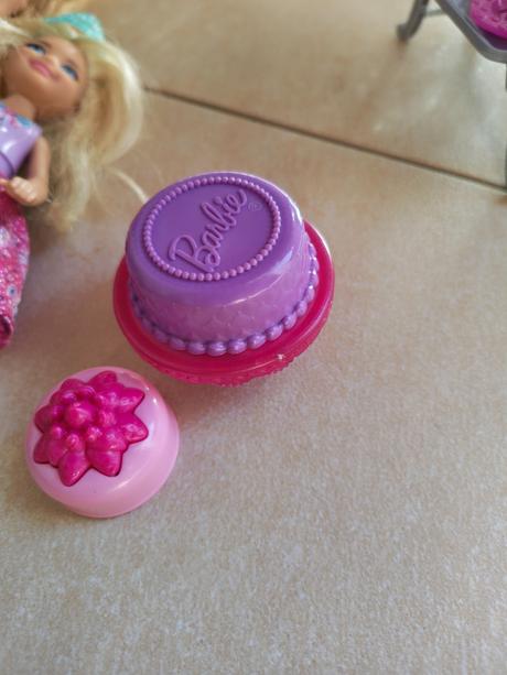 Barbie sada s tortou a stolovaním, 