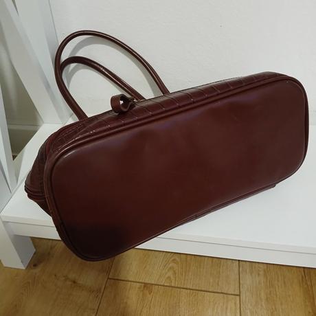 Bordová lesklá kabelka do ruky,