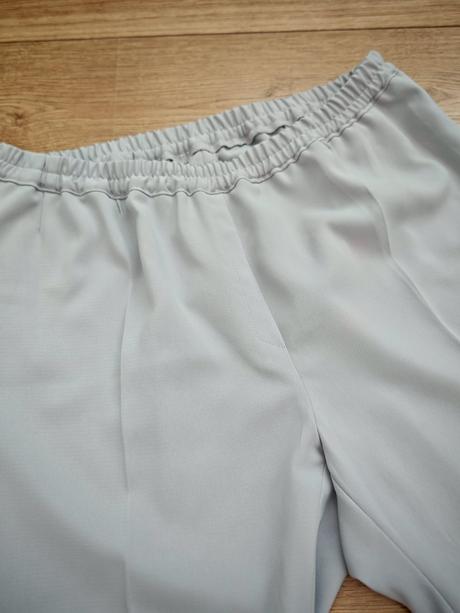 Pohodlný nohavicový kostým, 48