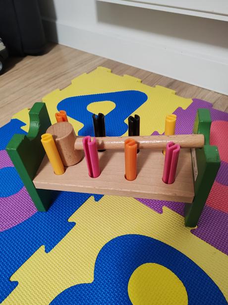 Blok mula s kolíkmi a kladivom viacfarebný, 