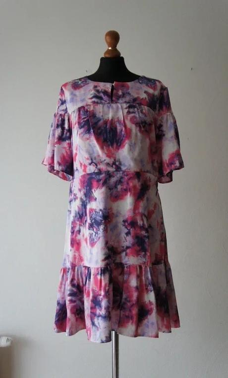 Elegantné saténové šaty s umeleckou potlačou, xl