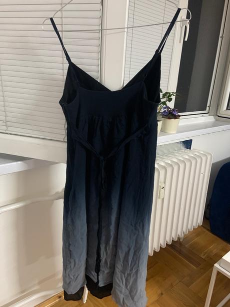 Šaty šedočierne, s