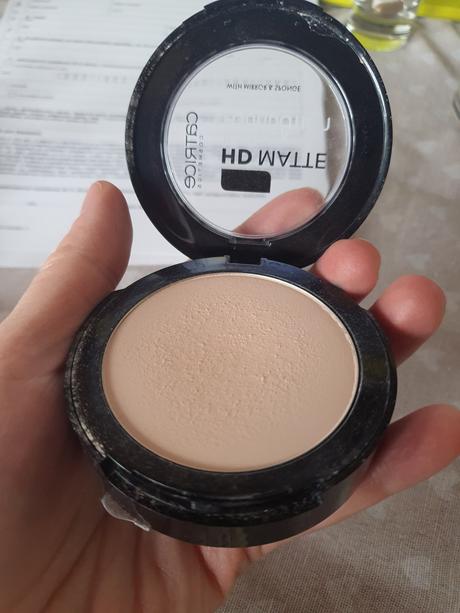 Pudre na tvar za 1 eur essence a 3.5 eur catrice,