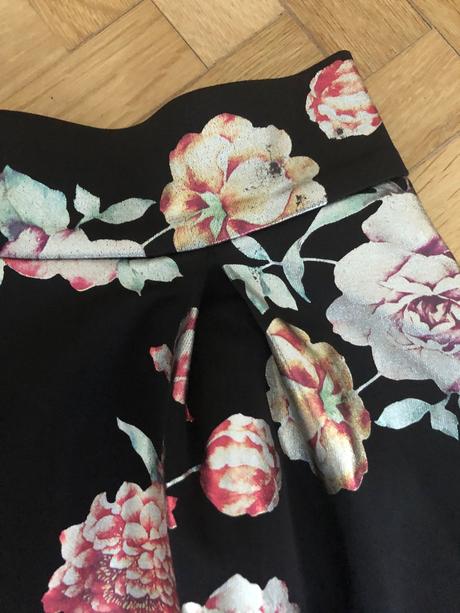 Sukňa s kvetmi, amisu,s