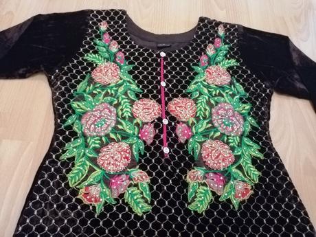 Nádherné vyšívané šaty, m