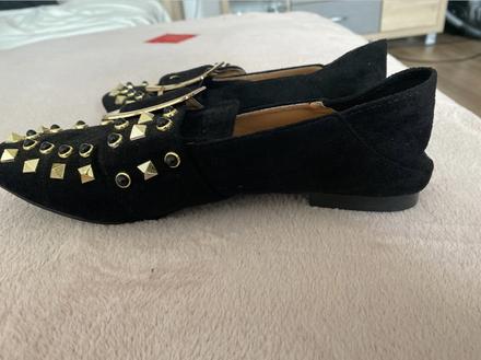 Cierne semisove topanky so zlatym vybijanim, 38